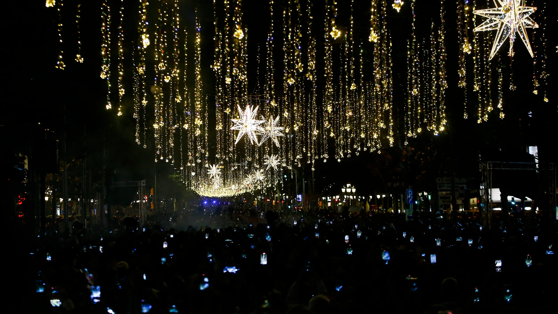 BARCELONA, 28/11/2024.- Aspecto del Paseo de Gracia de Barcelona durante el encendido de las luces de Navidad 2024, este jueves en Barcelona. EFE/ Quique García
