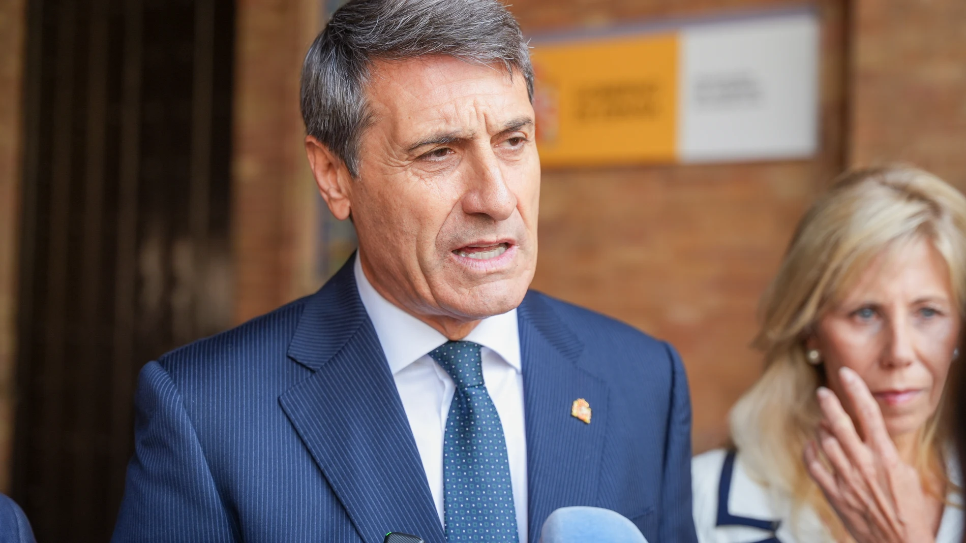 El delegado de Gobierno en Andalucía, Pedro Fernández, atiende a los medios de comunicación durante el minuto de silencio. A 29 de noviembre de 2024, en Sevilla (Andalucía, España). Minuto de silencio por la muerte de violenta de un menor de dos años que se investiga como violencia vicaria en Linares. 29 NOVIEMBRE 2024 Francisco J. Olmo / Europa Press 29/11/2024