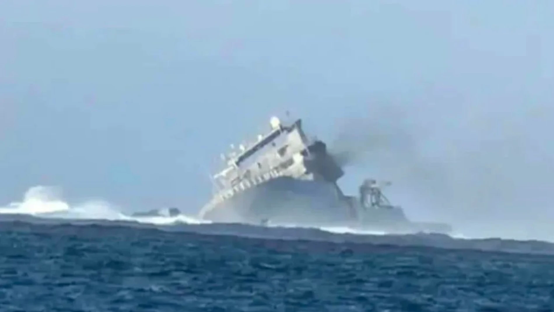 Un buque de la Armada de Nueva Zelanda encalla y naufraga porque se olvidan de quitar el piloto automático
