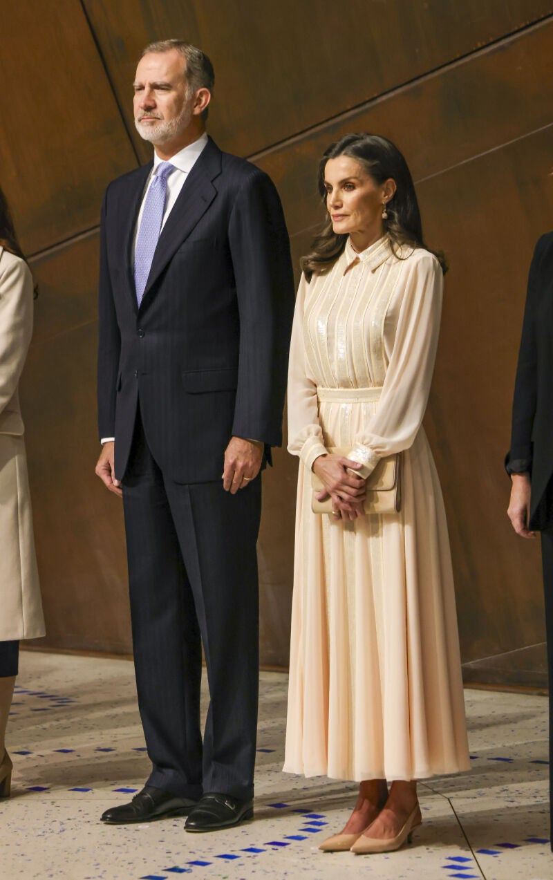 La Reina Letizia con un vestido camisero en la Ópera de Bilbao