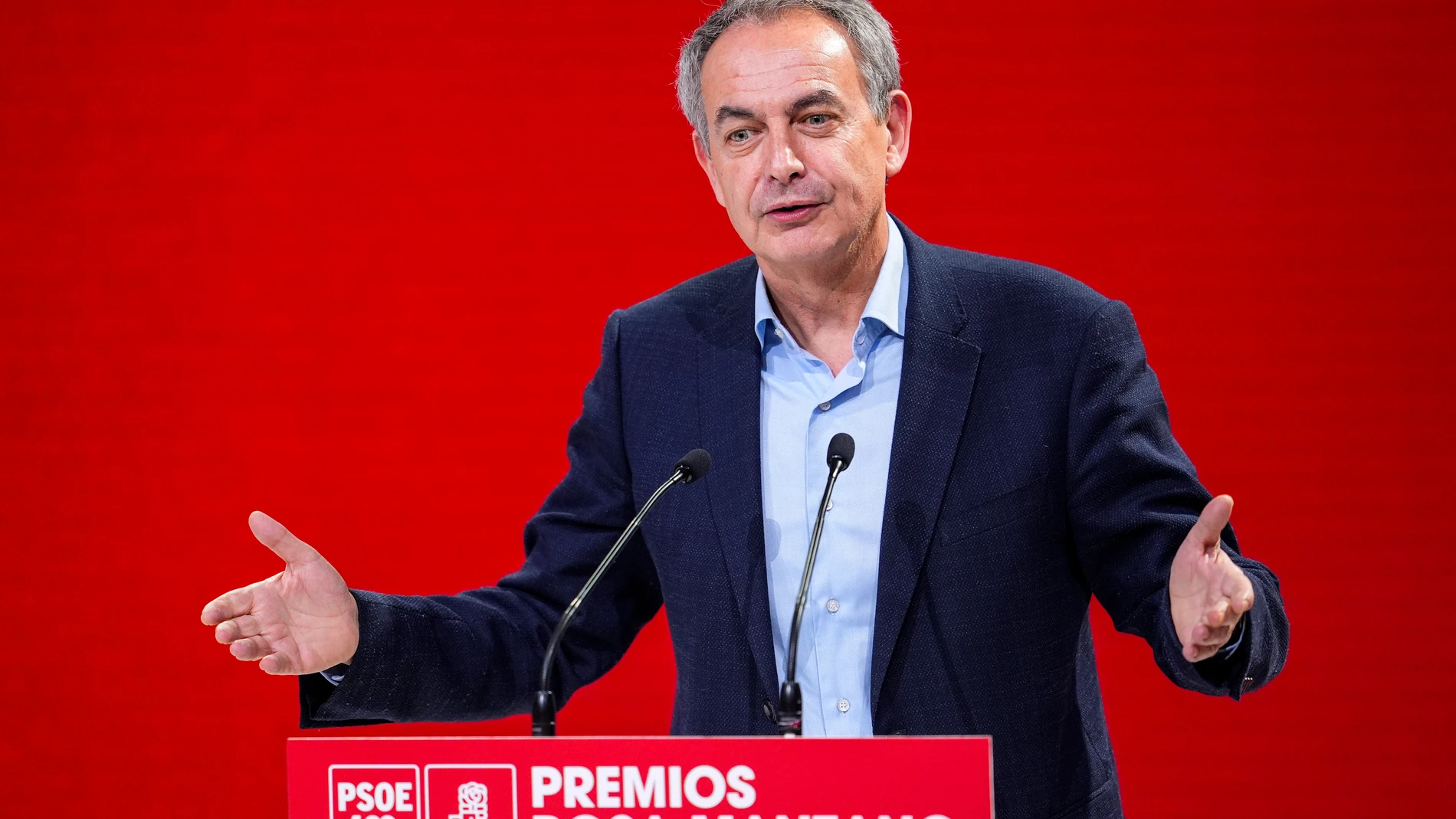 El secretario general del PSOE de 2000 a 2012 y presidente del Gobierno de España de 2004 a 2011, José Luis Rodríguez Zapatero, durante los premios Rosa Manzano en el primer día del 41 Congreso Federal del PSOE en el Palacio de Congresos y Exposiciones, a 29 de noviembre de 2024 en Sevilla (Andalucía, España). El PSOE inicia, hoy viernes, su 41 Congreso Federal en el que el partido cerrará filas y se volcará en apoyar a su líder, el presidente del Gobierno y secretario general, Pedro Sánchez....