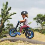 Niña montando en bicicleta