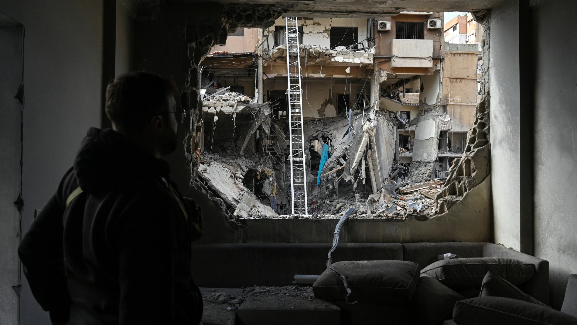 Beirut (Lebanon), 29/11/2024.- A man looks at a damaged building as displaced residents return following a ceasefire deal in Dahieh, southern Beirut, Lebanon, 29 November 2024. A 60-day ceasefire agreement between Israel and Hezbollah came into force on 27 November. (Líbano, Hizbulá/Hezbolá) EFE/EPA/WAEL HAMZEH