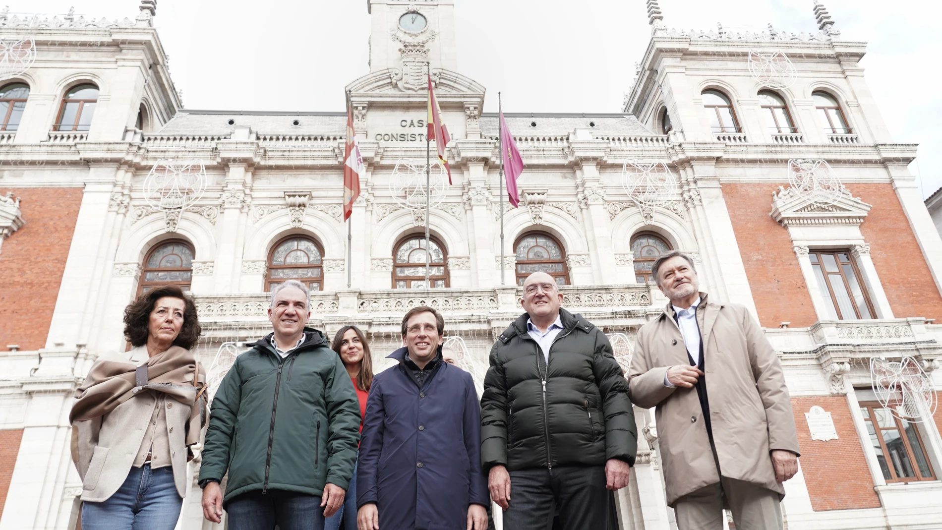 Bendodo, Almeida, Carnero, Vázquez, Cantalapiedra y Blanca Jiménez, tras presentar el congreso intermunicipal del PP en la Plaza Mayor de Valladolid