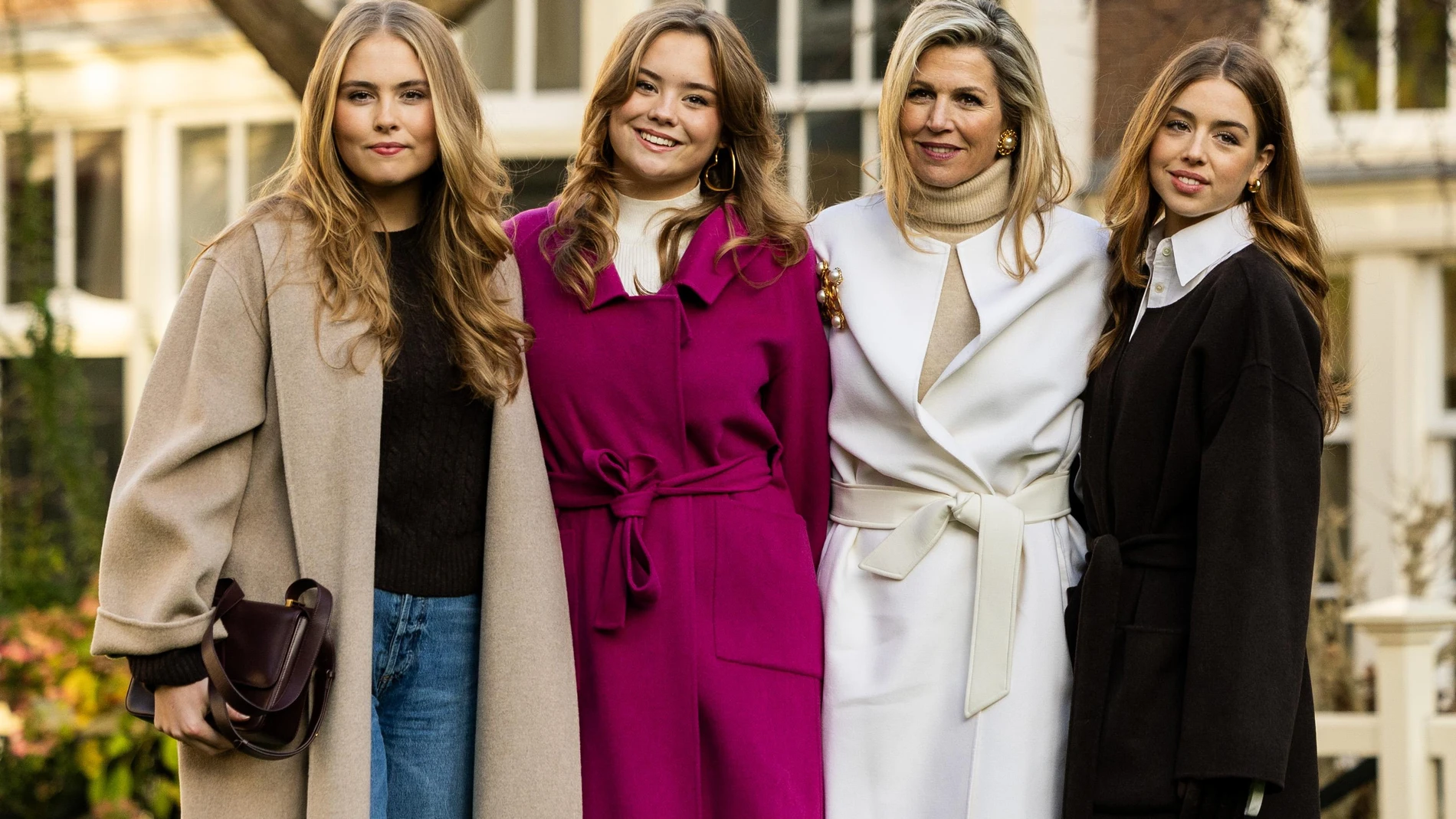Amsterdam (Netherlands), 29/11/2024.- Dutch Queen Maxima (2R) together with princess Amalia (L), princess Ariane (2L) and princess Alexia (R) pose during a traditional photo session of the Dutch royal family at the Begijnhof in Amsterdam, the Netherlands, 29 November 2024. (Países Bajos; Holanda) EFE/EPA/REMKO DE WAAL
