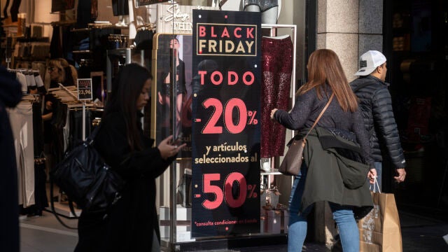 Gente de compras en el Black Friday en el centro de Madrid