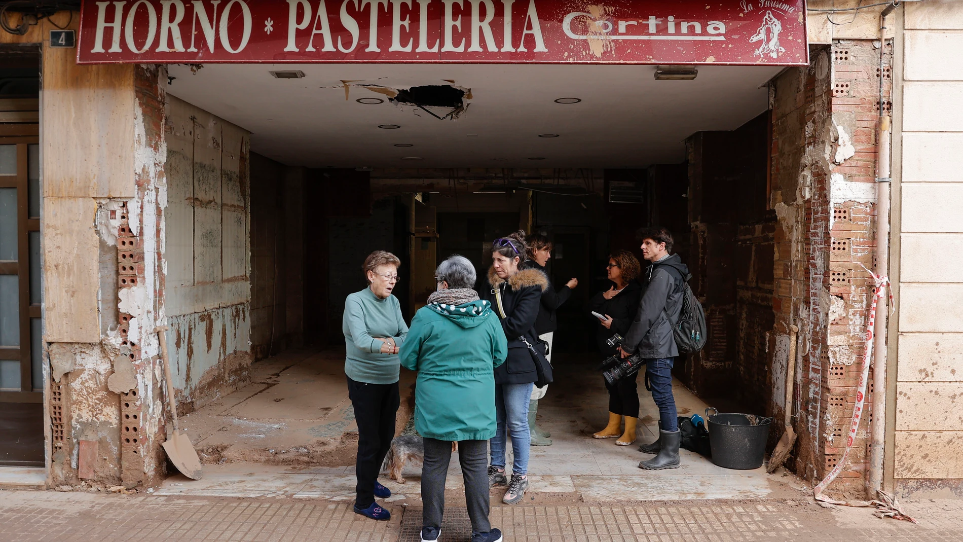 PAIPORTA (VALENCIA), 29/11/2024.- Un comercio cerrado en Paiporta este viernesun mes después de la DANA que asoló el municipio. Ayuntamiento y otros organismos continúan facilitando de provisiones y productos de primera necesidad a los vecinos, pues aún no hay suficientes comercios locales para dar ese servicio. EFE/ Manuel Bruque