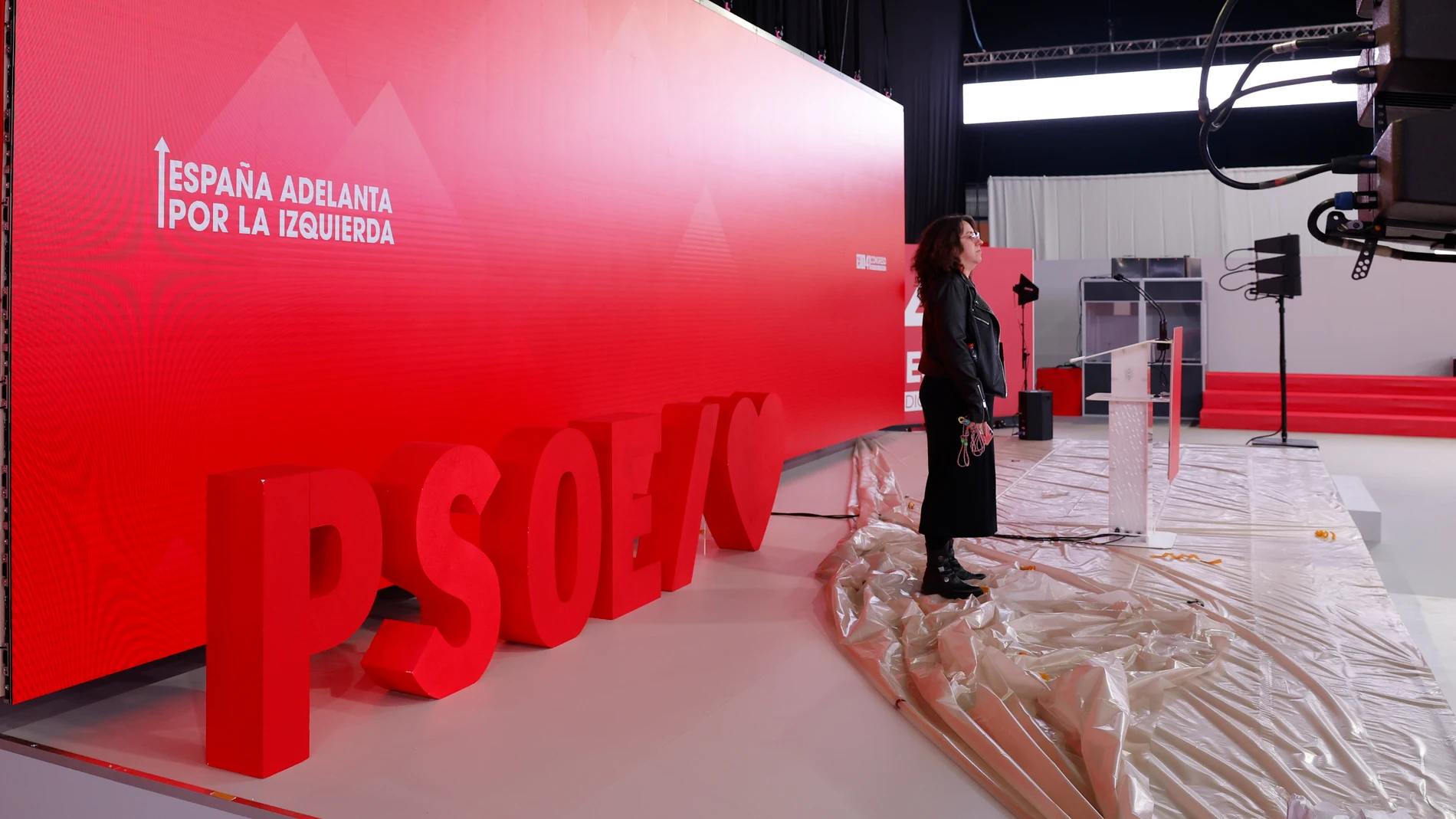 GRAFAND5267. SEVILLA, 29/11/2024.- Preparativos en las instalaciones donde se va a celebrar el 41 Congreso Federal del PSOE este fin de semana en Sevilla y que aborda en sus prolegómenos la visita a las instalaciones de la vicesecretaria general, María Jesús Montero, una primera charla a cargo de la ministra de Vivienda y Agenda Urbana, Isabel Rodríguez, y la entrega de los premios Rosa Manzano, con José Luis Rodríguez Zapatero entre los galardonados, este viernes en la capital hispalense. EF...