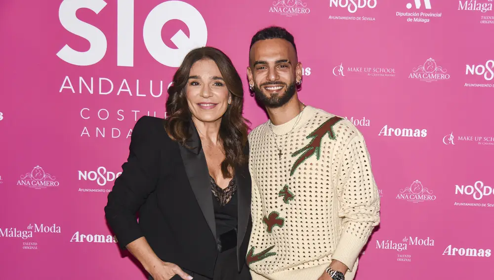 Raquel Bollo y su hijo, Manuel Cortés, en la presentación de su colección "Volver"