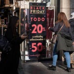 Gente de compras en el Black Friday en el centro de Madrid. David Jar
