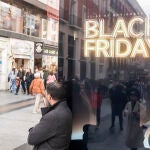Gente de compras en el Black Friday en el centro de Madrid. David Jar