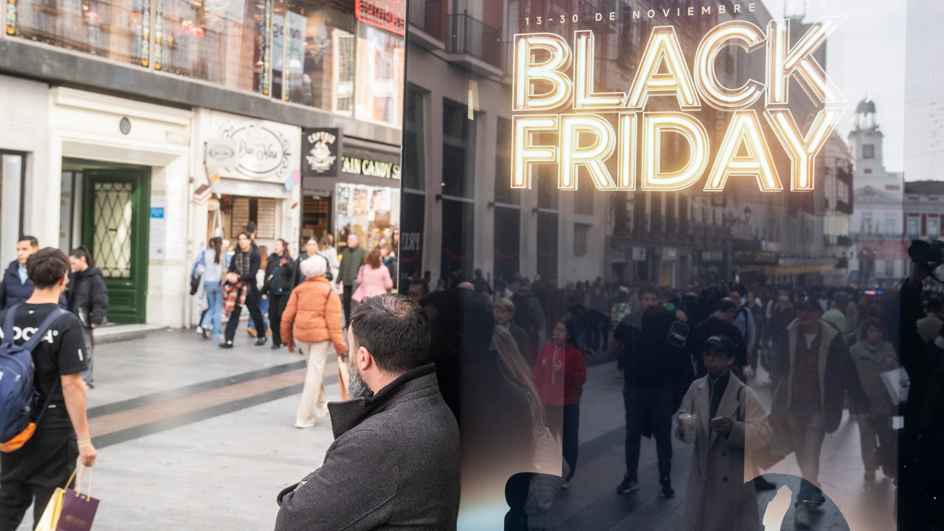 Gente de compras en el Black Friday en el centro de Madrid