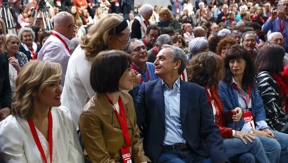 Las ministra de Igualdad, Educación, Pilar Alegría (i), Ciencia, Diana Morant (2i) e Igualdad, Ana Redondo (2d) junto al expresidente del Gobierno José Luis Rodríguez Zapatero, durante el 41 Congreso Federal del PSOE este viernes en Sevilla.