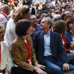 Las ministra de Igualdad, Educación, Pilar Alegría (i), Ciencia, Diana Morant (2i) e Igualdad, Ana Redondo (2d) junto al expresidente del Gobierno José Luis Rodríguez Zapatero, durante el 41 Congreso Federal del PSOE este viernes en Sevilla. 
