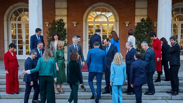 El presidente del Gobierno, Pedro S&aacute;nchez posa con los ministros en la tradicional foto de familia tras la incorporaci&oacute;n de la nueva vicepresidenta tercera y ministra para la Transici&oacute;n Ecol&oacute;gica y el Reto Demogr&aacute;fico, Sara Aagesen antes del Consejo de Ministros este jueves en el Palacio de La Moncloa en Madrid. 