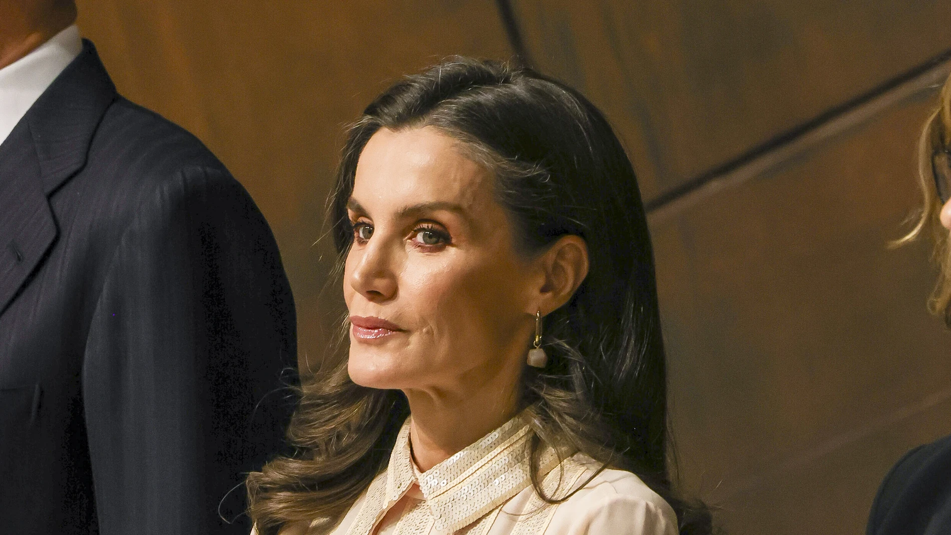 La Reina Letizia elegantísima con un dos piezas de Teresa Helbig para su gran noche en la Ópera de Bilbao