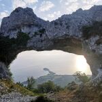La ruta de montaña más espectacular de Cantabria donde verás los "ojos del diablo"