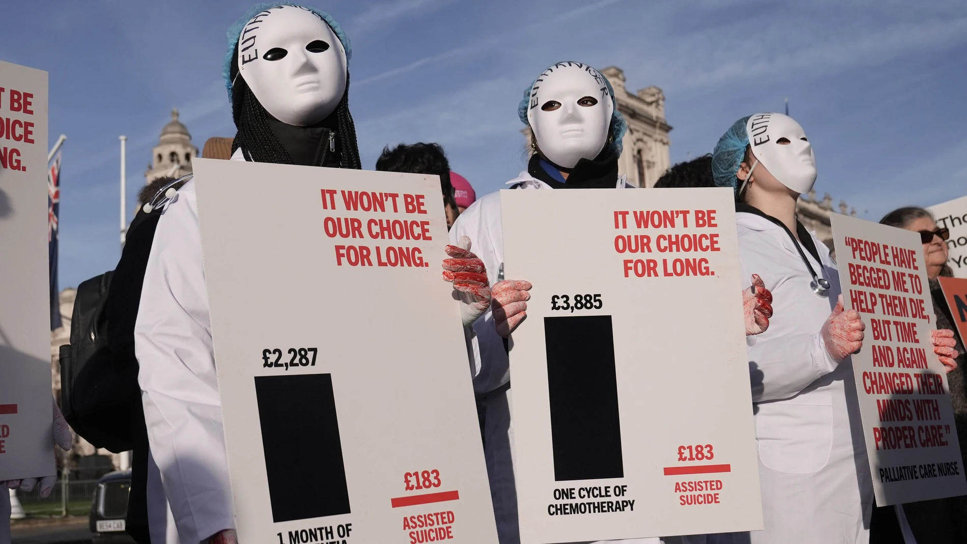 Manifestantes concentrados frente a Westminster muestran su disconformidad con la propuesta