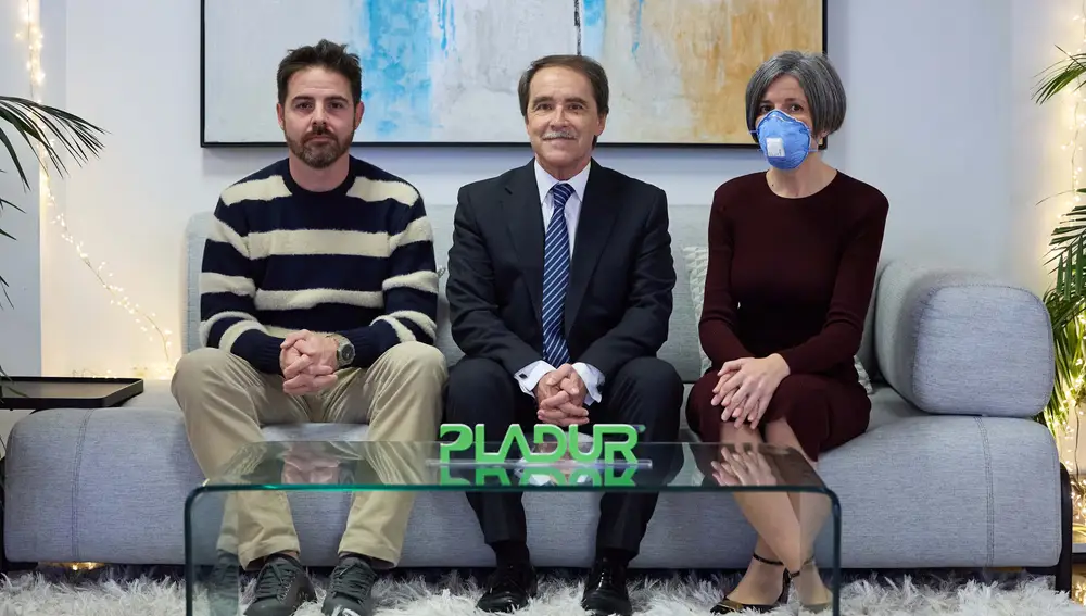 Jorge Martínez y Dominica Pérez (Método Crea) con Enrique Ramírez (Pladur) en el centro