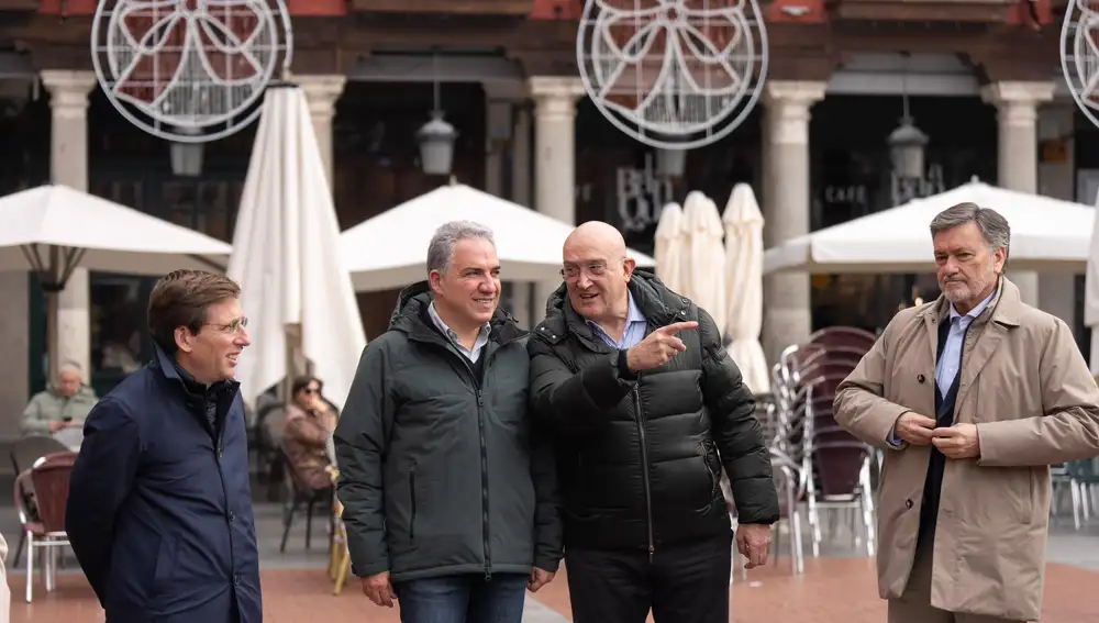 Carnero conversa con Bendodo en presencia de Almeida y Vázquez
