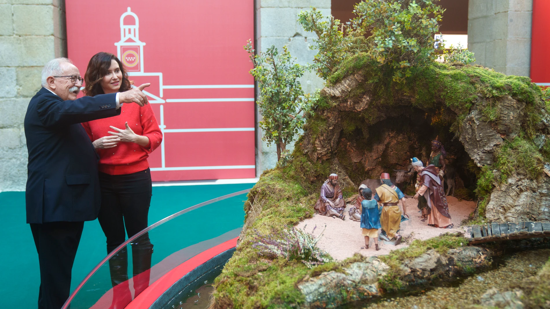 Díaz Ayuso inaugura el tradicional Belén de la Real Casa de Correos y el programa Villancicos en Sol