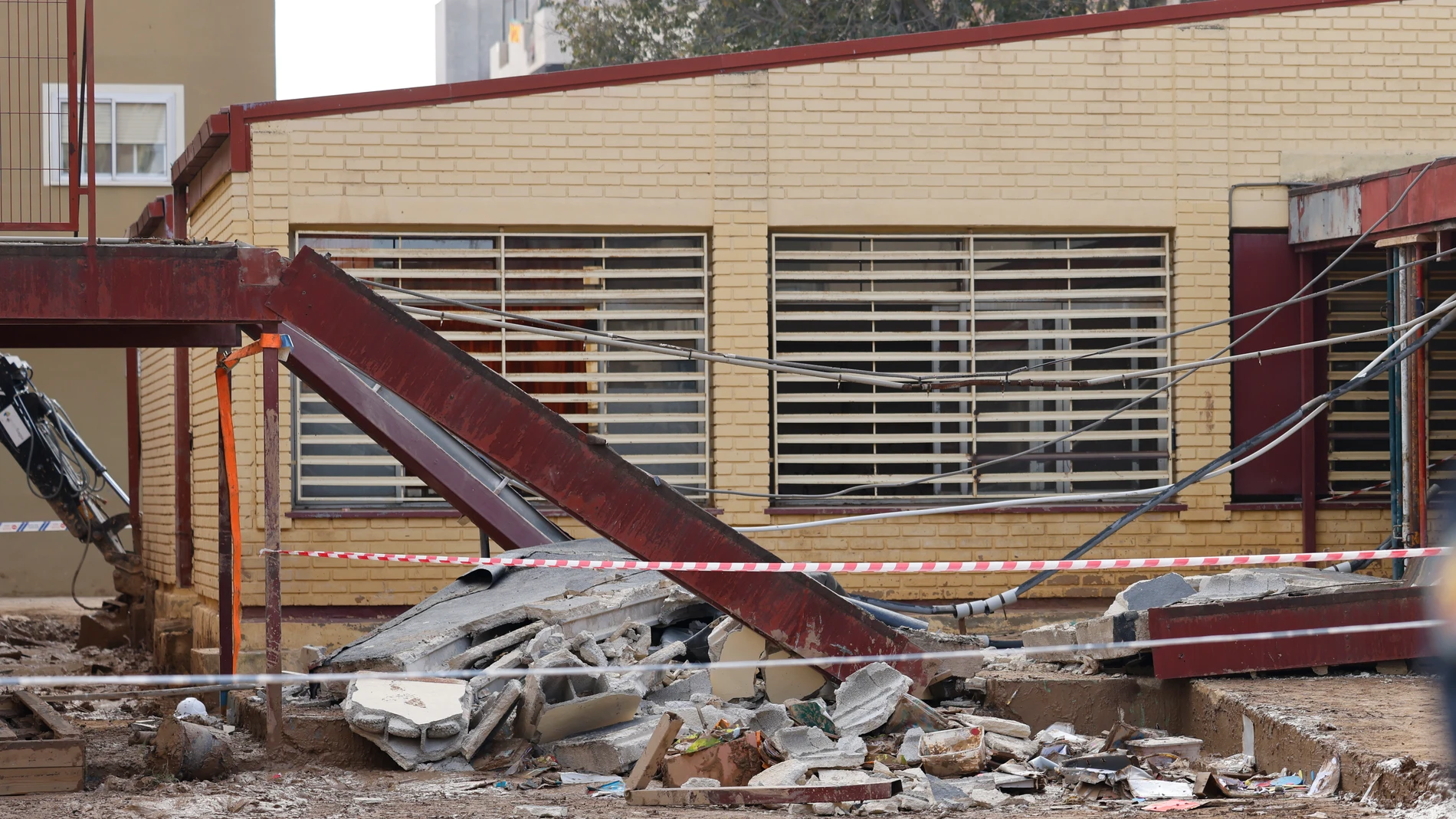 -FOTOGALERÍA- Massanasa (Valencia), 24/11/2024.- Fallece un operario en el derrumbe del tejado del colegio Lluís Vives de Massanassa (Valencia), tras el derrumbe de parte del tejado del centro educativo. Treinta días después de la dana que dejó en la provincia de Valencia las peores inundaciones de este siglo, 1 fallecido al derrumbarse una estructura metálica mientras limpiaba un colegio de Massanassa, un operario de Tragsa. EFE/Ana Escobar