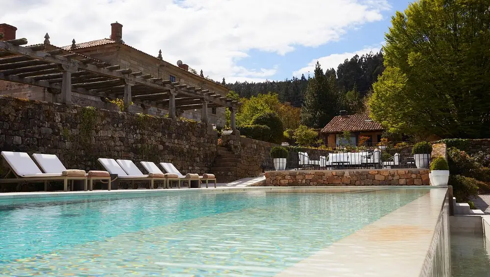 Piscina del Palacio de la Helguera