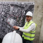 El ingeniero de Somacyl Miguel Arias muestra el plano de la red de calor con biomasa de Huerta del Rey, en Valladolid