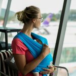 Mujer con bebe en aeropuerto