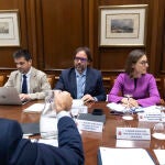 El secretario general de Movilidad Sostenible del Ministerio de Transportes, Álvaro Fernández (c), con representantes de la Junta de Andalucía, Diputación Provincial de Málaga y Ayuntamientos de la zona