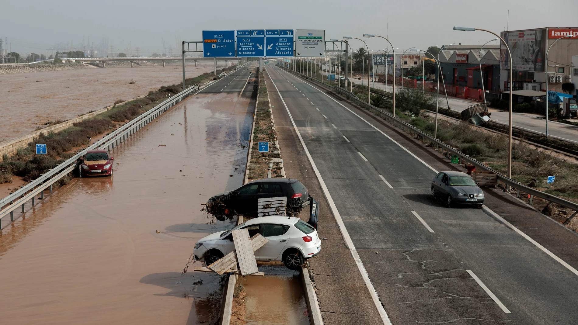 HORNO DE ALCEDO (VALÈNCIA), 29/11/2024.- La carretera en Horno de Alcedo amanece anegada de agua y con vehículos colocados en sitios inesperados a causa de la corriente, el 30 de octubre un día después del paso de la dana. Se cumple un mes de la dana que devastó la provincia de Valencia y tras aquel 29 de octubre quedan para el análisis distintas claves para entender su repercusión en distintos ámbitos, desde el político y su imparable cruce de acusaciones sobre la gestión de esos días hasta ...