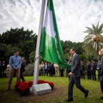 Moreno preside el izado de la bandera de Andalucía en Málaga