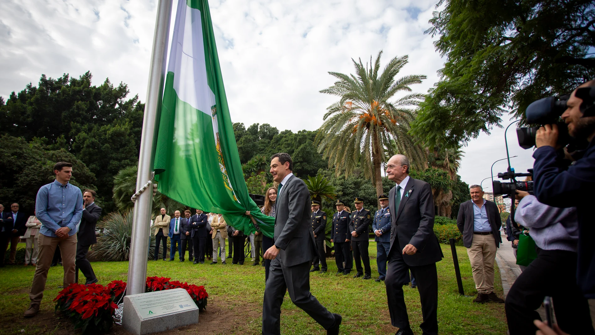 GRAFAND5272. MÁLAGA, 29/11/2024.- El presidente de la Junta de Andalucía, Juanma Moreno (c), seguido del alcalde Málaga, Francisco de la Torre (d), durante el acto que ha presidido de izado de la bandera de la Comunidad andaluza con motivo de la próxima celebración del 4 de Diciembre del Día de la Bandera de Andalucía, este viernes en los jardines de Picasso en Málaga. EFE/Álvaro Cabrera