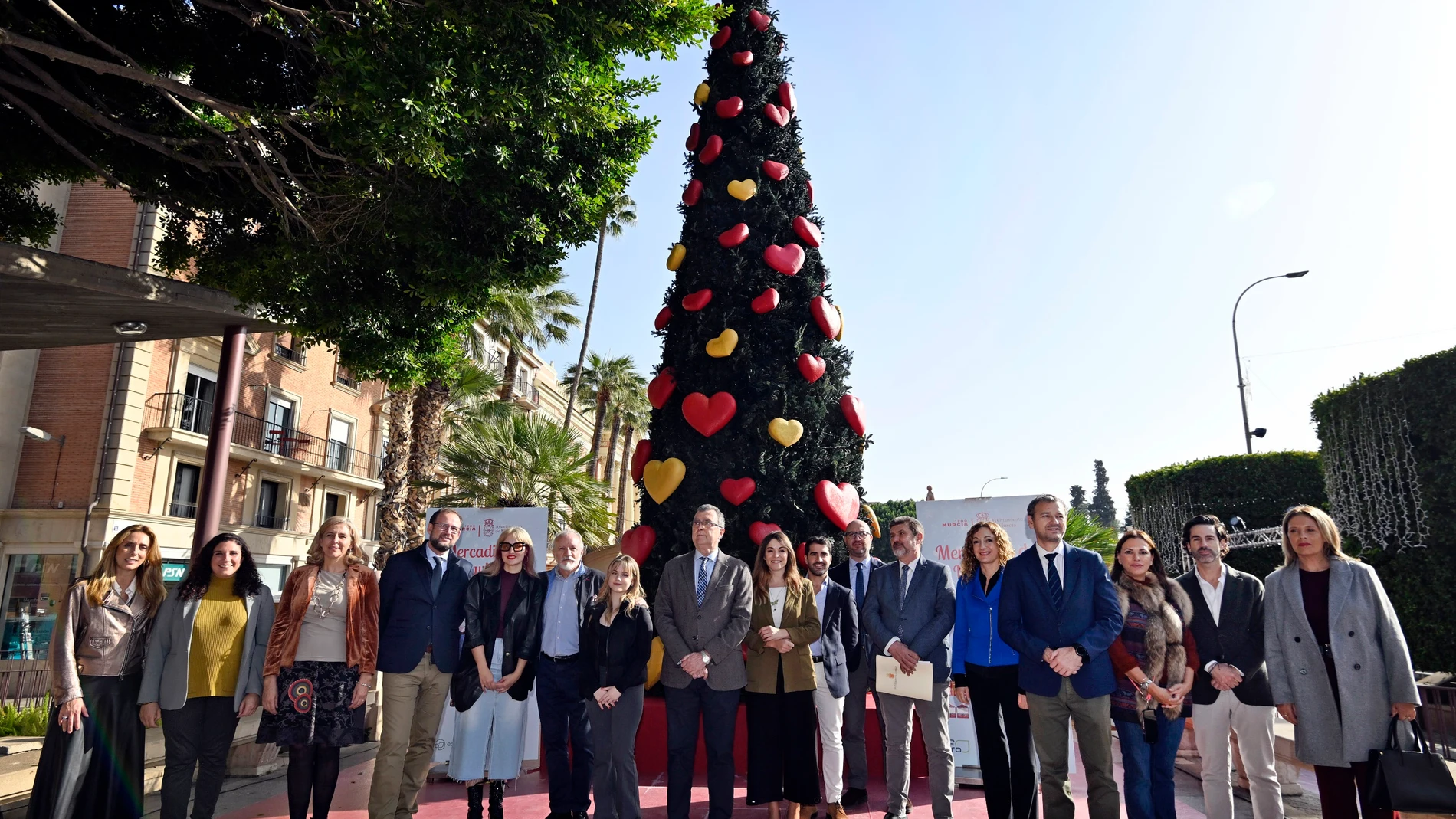 El alcalde de Murcia, José Ballesta, y la vicealcaldesa y concejal de Fomento y Patrimonio, Rebeca Pérez, acompañados por mieel espectáculo 'El gran Cuento de Navidad' de Murcia' REMITIDA / HANDOUT por JUANCHI LOPEZ/AYUNTAMIENTO DE MURCIA Fotografía remitida a medios de comunicación exclusivamente para ilustrar la noticia a la que hace referencia la imagen, y citando la procedencia de la imagen en la firma 29/11/2024