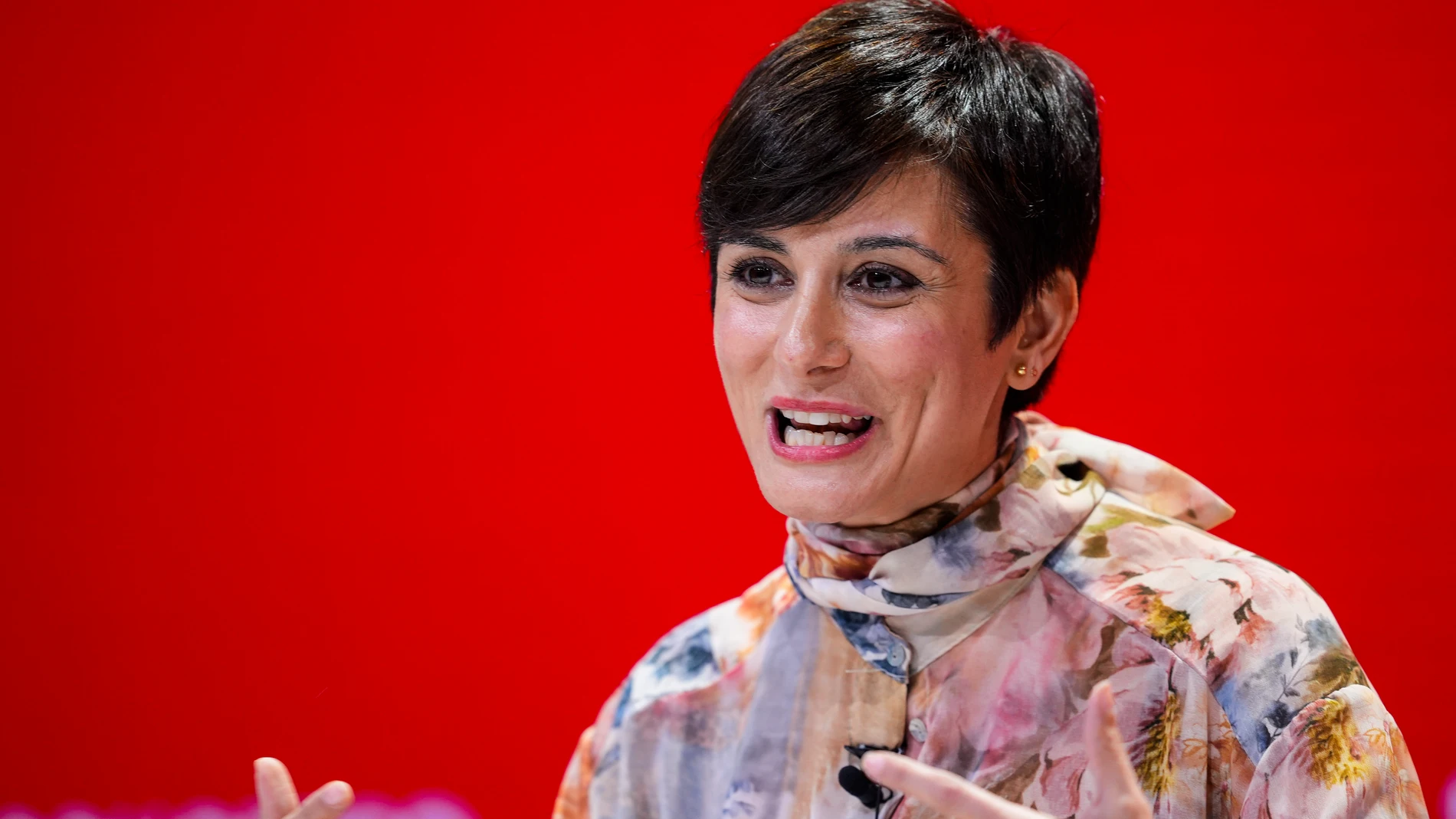 La vocal de la CEF-PSOE y ministra de Vivienda y Agenda Urbana del Gobierno de España, Isabel Rodriguez, durante el ágora “Adelantando por el derecho a una vivienda digna.” en el primer día del 41 Congreso Federal del PSOE en el Palacio de Congresos y Exposiciones, a 29 de noviembre de 2024 en Sevilla (Andalucía, España). El PSOE inicia, hoy viernes, su 41 Congreso Federal en el que el partido cerrará filas y se volcará en apoyar a su líder, el presidente del Gobierno y secretario general, Pe...