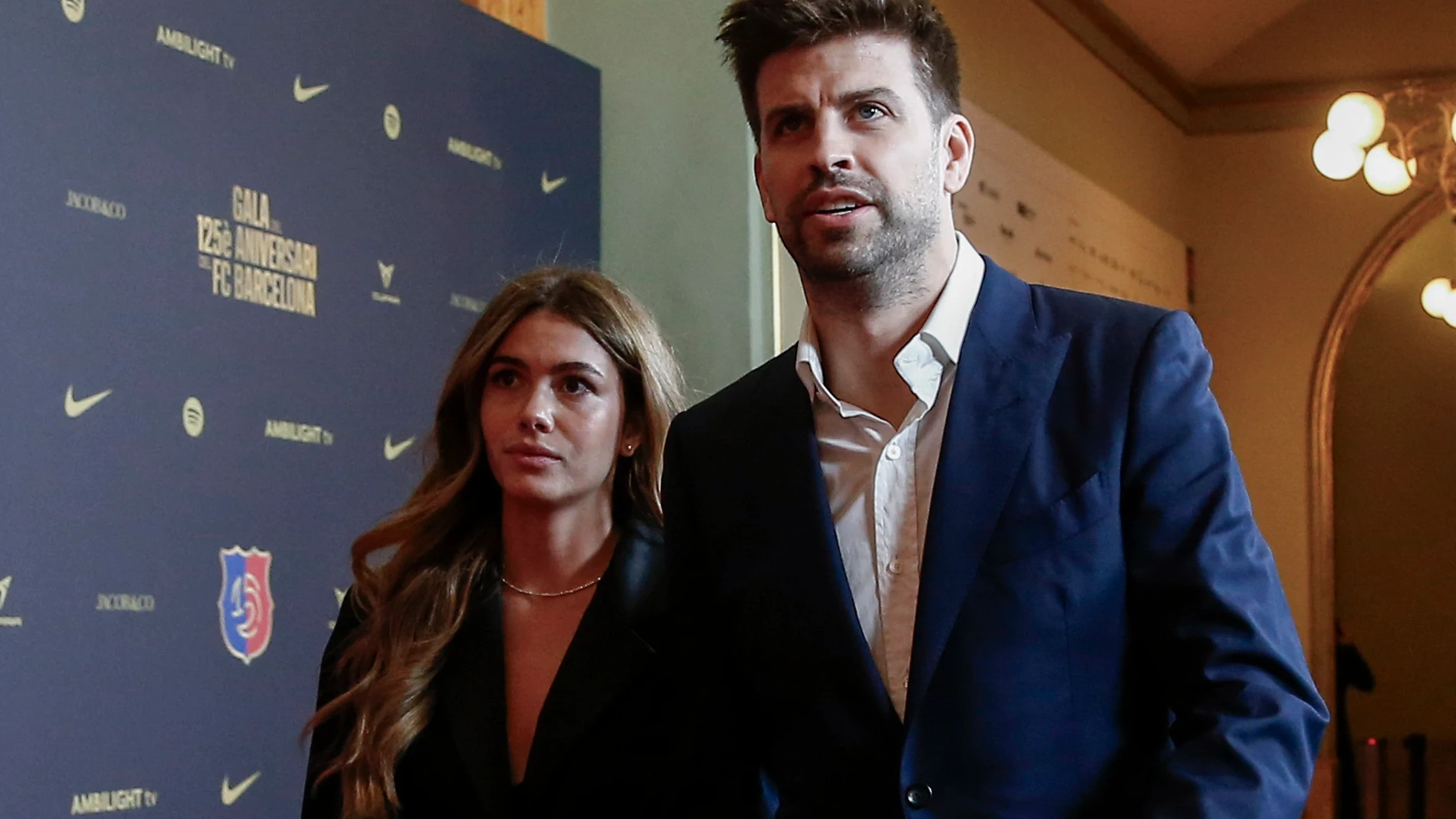 BARCELONA, 29/11/2024.- El ex jugador del FC Barcelona Gerard Piqué (d) y su pareja Clara Chia (i) a su llegada a la gala de celebración del 125 aniversario de la fundación del FC Barcelona que se celebra este viernes en el Gran Teatro del Liceo de Barcelona. EFE/Quique García