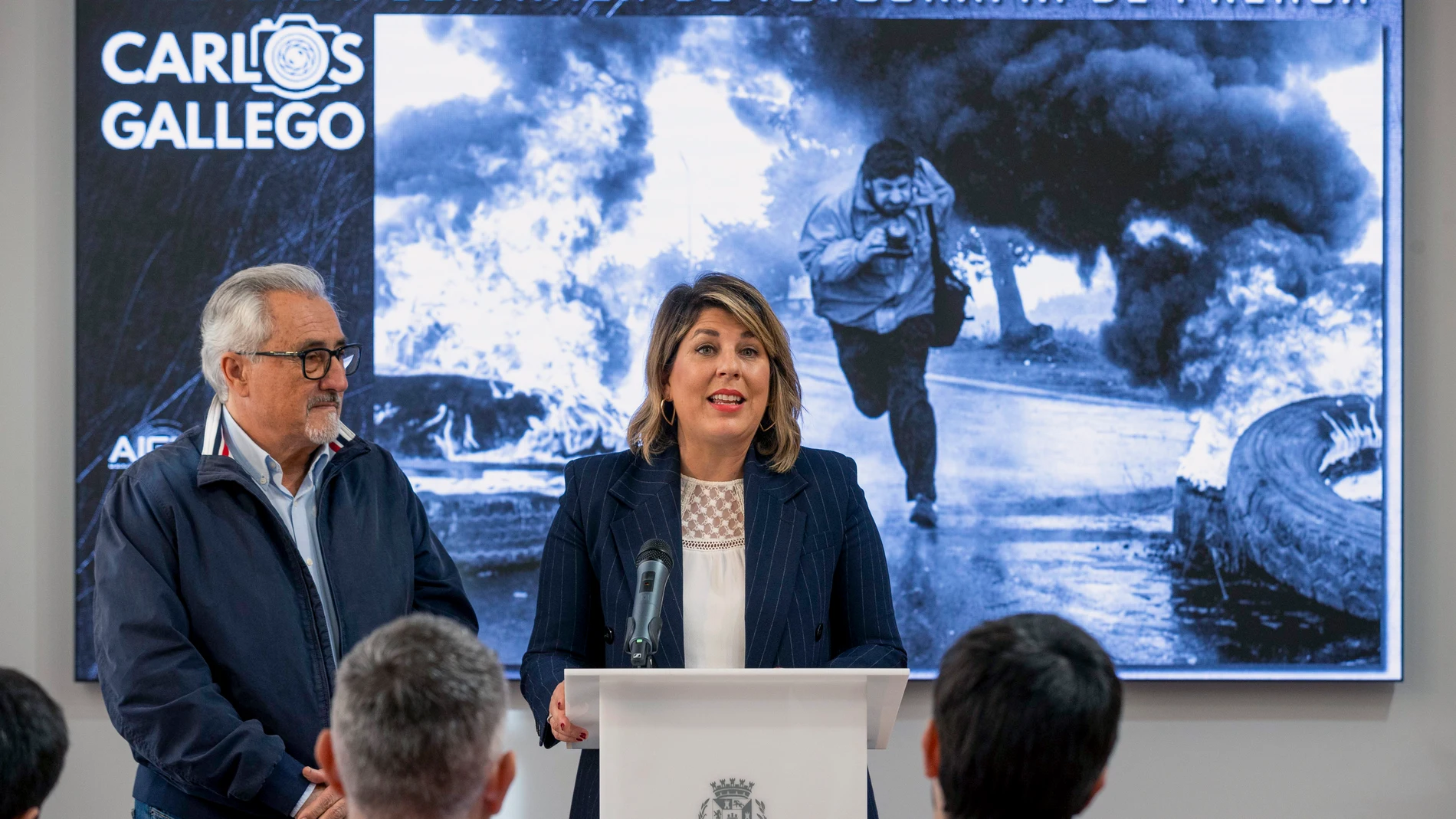 CARTAGENA (MURCIA), 29/11/2024.- El presidente de la Asociación de Informadores Gráficos de la Región de Murcia, (AIG), Juan Francisco Moreno (i) y la alcaldesa de Cartagena Noelia Arroyo durante la presentación del V Certamen de Fotografía de Prensa Carlos Gallego, que nació hace dos décadas como homenaje a este reconocido fotoperiodista, y con el que se reivindica el periodismo gráfico profesional, este viernes en el Ayuntamiento cartagenero. EFE/Marcial Guillén