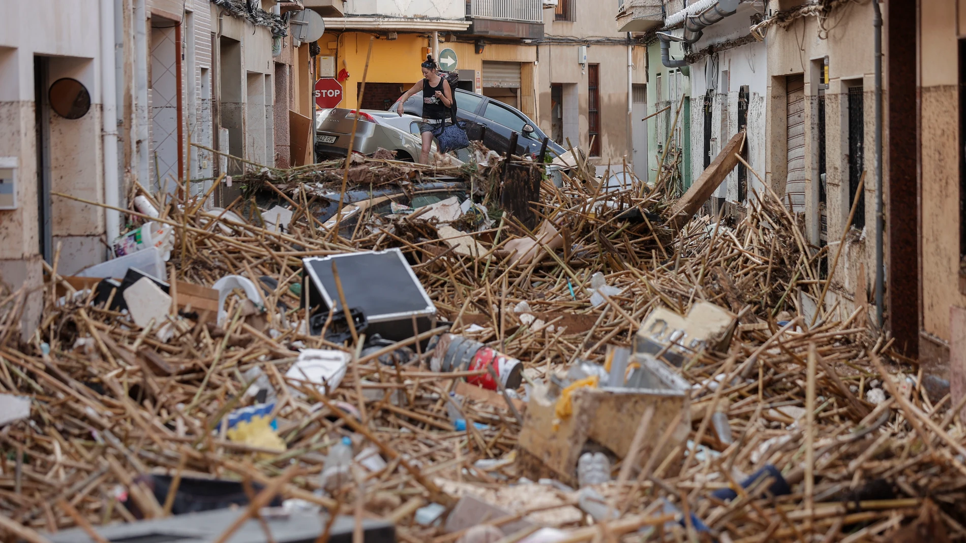 -FOTOGALERÍA- PAIPORTA (VALENCIA), 30/10/2024.- Vista de una calle afectada en Paiporta, tras las fuertes lluvias causadas por la DANA. Treinta días después de la dana que dejó en la provincia de Valencia las peores inundaciones de este siglo, 75 municipios afectados (la Cámara de Comercio de Valencia los eleva a 87 a partir del mapa del Observatorio Copernicus). En ellos vive el 40 % de la población y están el 36 % de las empresas de la provincia. EFE/Manu Bruque
