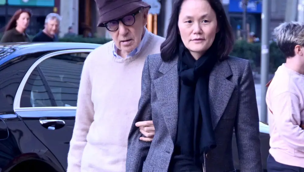 Woody Allen y Soon Yi en las calles de Barcelona