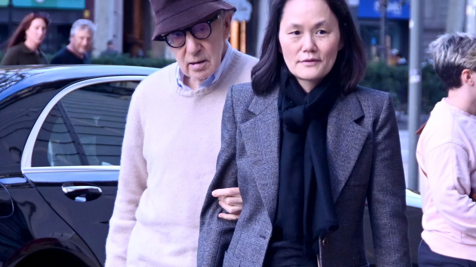 Woody Allen y Soon Yi en las calles de Barcelona