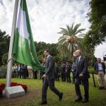 El presidente de la Junta, Juanma Moreno, y el alcalde de Málaga, Francisco de la Torre, en el izado de la bandera de Andalucía