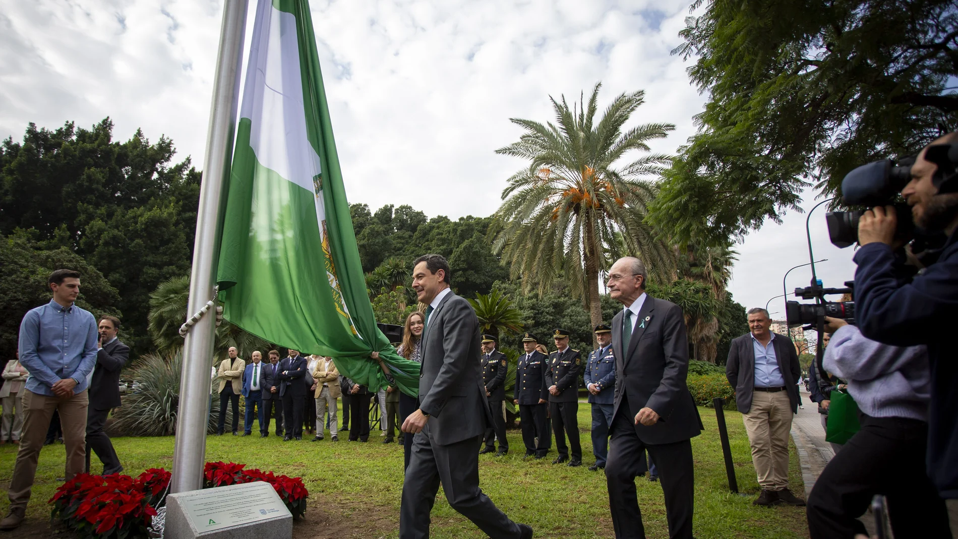 El presidente de la Junta, Juanma Moreno, y el alcalde de Málaga, Francisco de la Torre, en el izado de la bandera de Andalucía