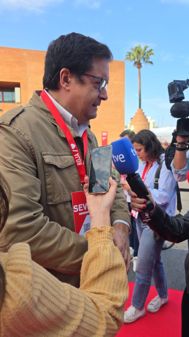 Óscar López en su llegada al congreso del PSOE