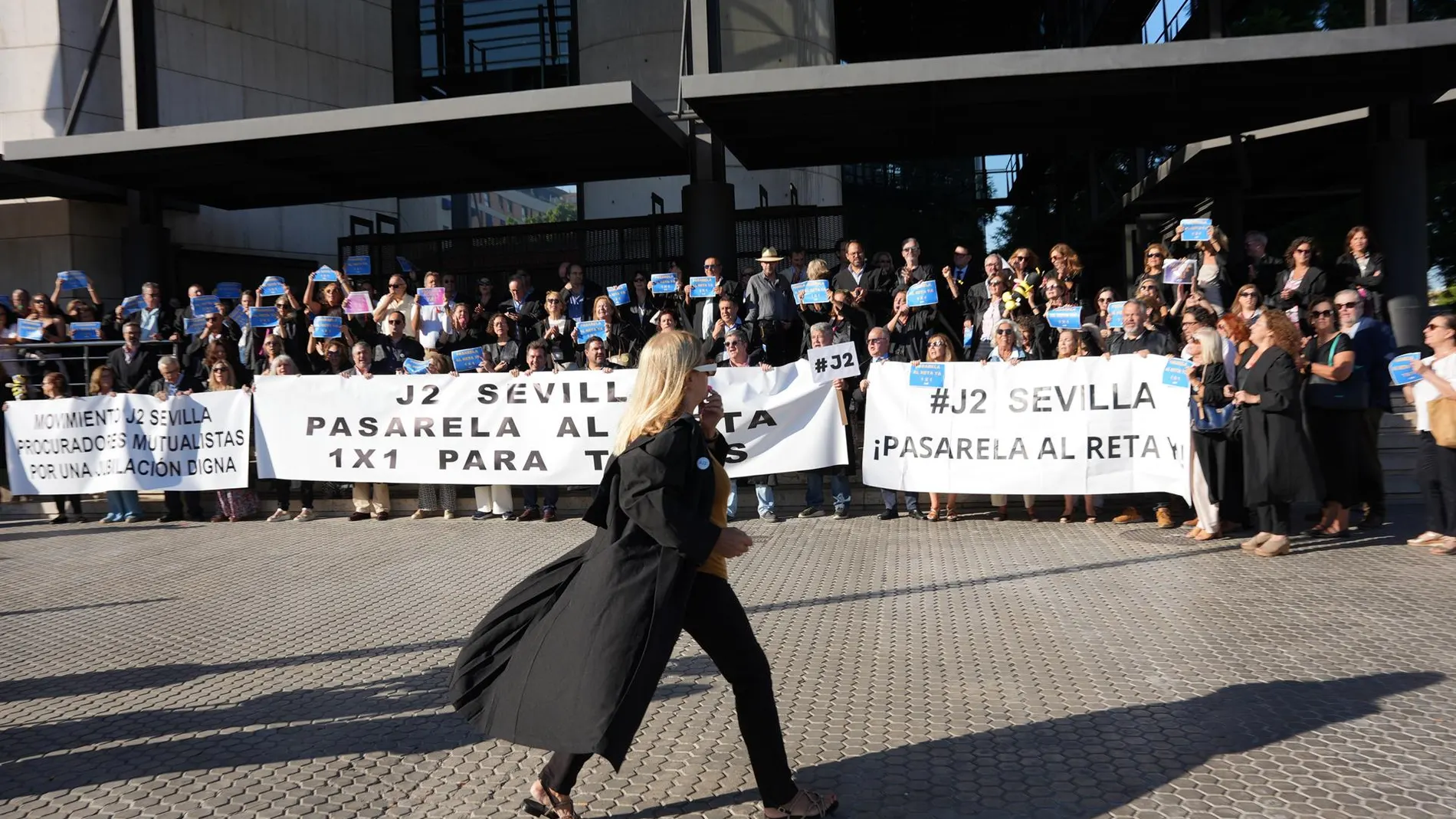 Abogados y procuradores protestan este sábado en el congreso federal del PSOE en demanda de una salida de la Mutualidad