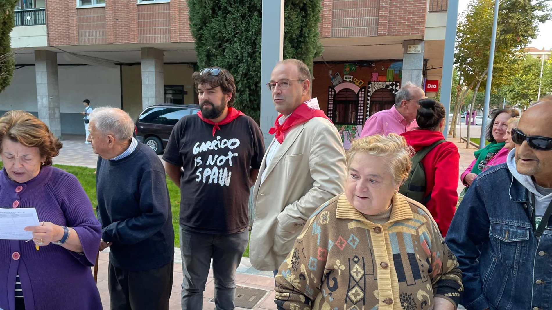 El concejal Roberto Martín con vecinos del barrio de Garrido durante sus fiestas