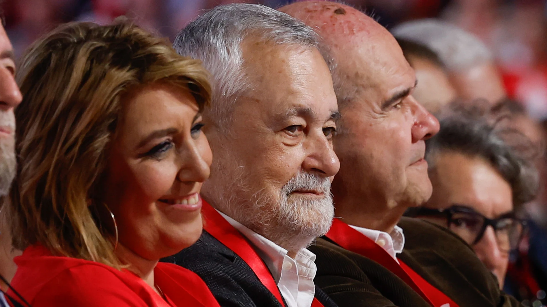 SEVILLA, 30/11/2024.- La expresidenta de Andalucía Susana Díaz (i) junto a los también expresidentes José Antonio Griñan (c) y Manuel Chaves (d), al comienzo del 41 Congreso Federal del PSOE reunido en Sevilla este sábado. EFE/ Julio Muñoz