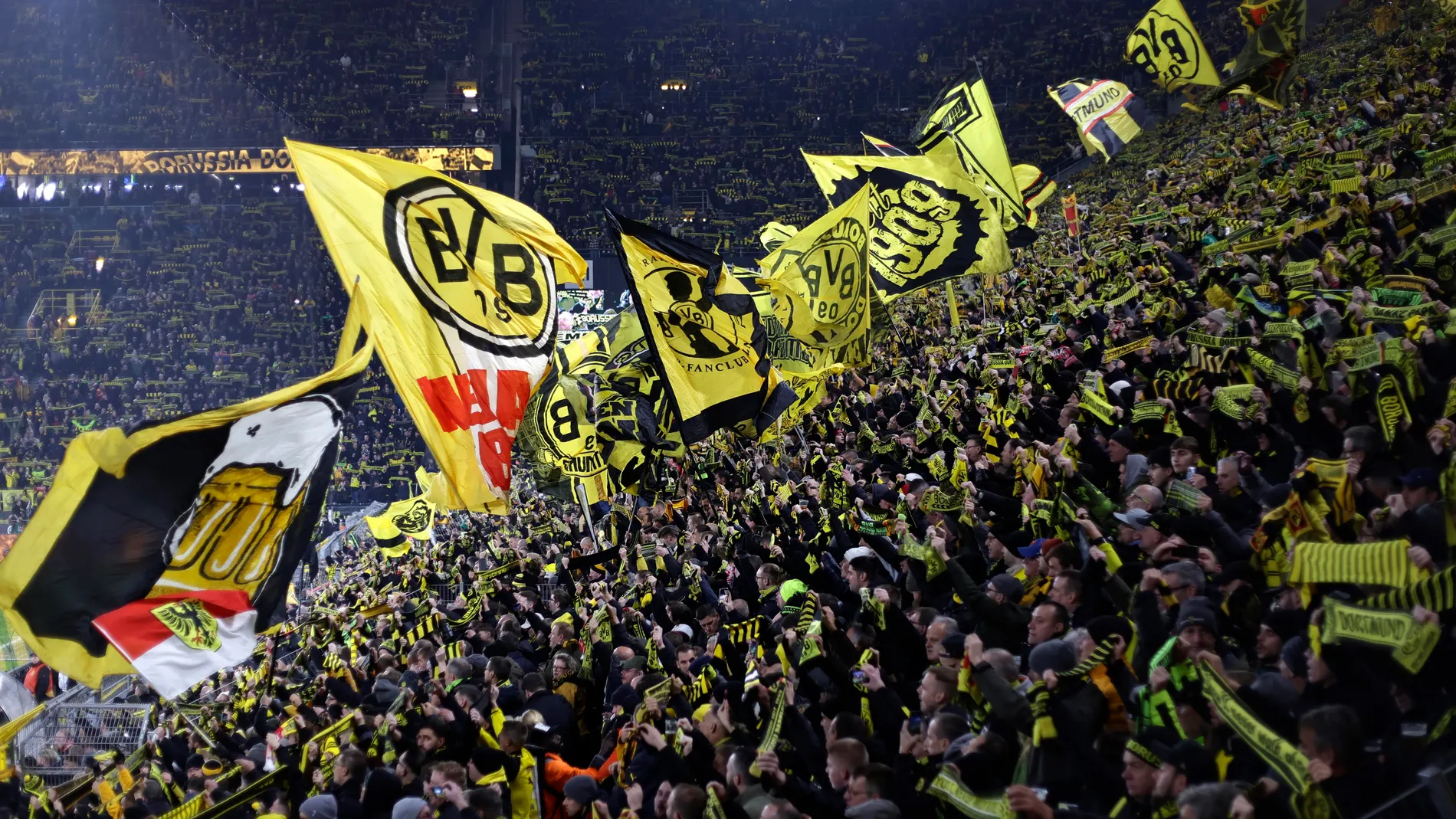 Dortmund (Germany), 30/11/2024.- Dortmund fans cheer before the German Bundesliga soccer match between Borussia Dortmund and FC Bayern Munich in Dortmund, Germany, 30 November 2024. (Alemania, Rusia) EFE/EPA/CHRISTOPHER NEUNDORF CONDITIONS - ATTENTION: The DFL regulations prohibit any use of photographs as image sequences and/or quasi-video.