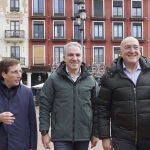 El vicesecretario de Política Autonómica y Municipal, Elías Bendodo (c) y los alcaldes de Madrid y Valladolid, José Luis Martínez Almeida (i) y Jesús Julio Carnero (d), respectivamente, pasean por la Plaza Mayor antes de presentar la XXVII Intermunicipal del PP que se celebrará este fin de semana en la ciudad de Valladolid. 