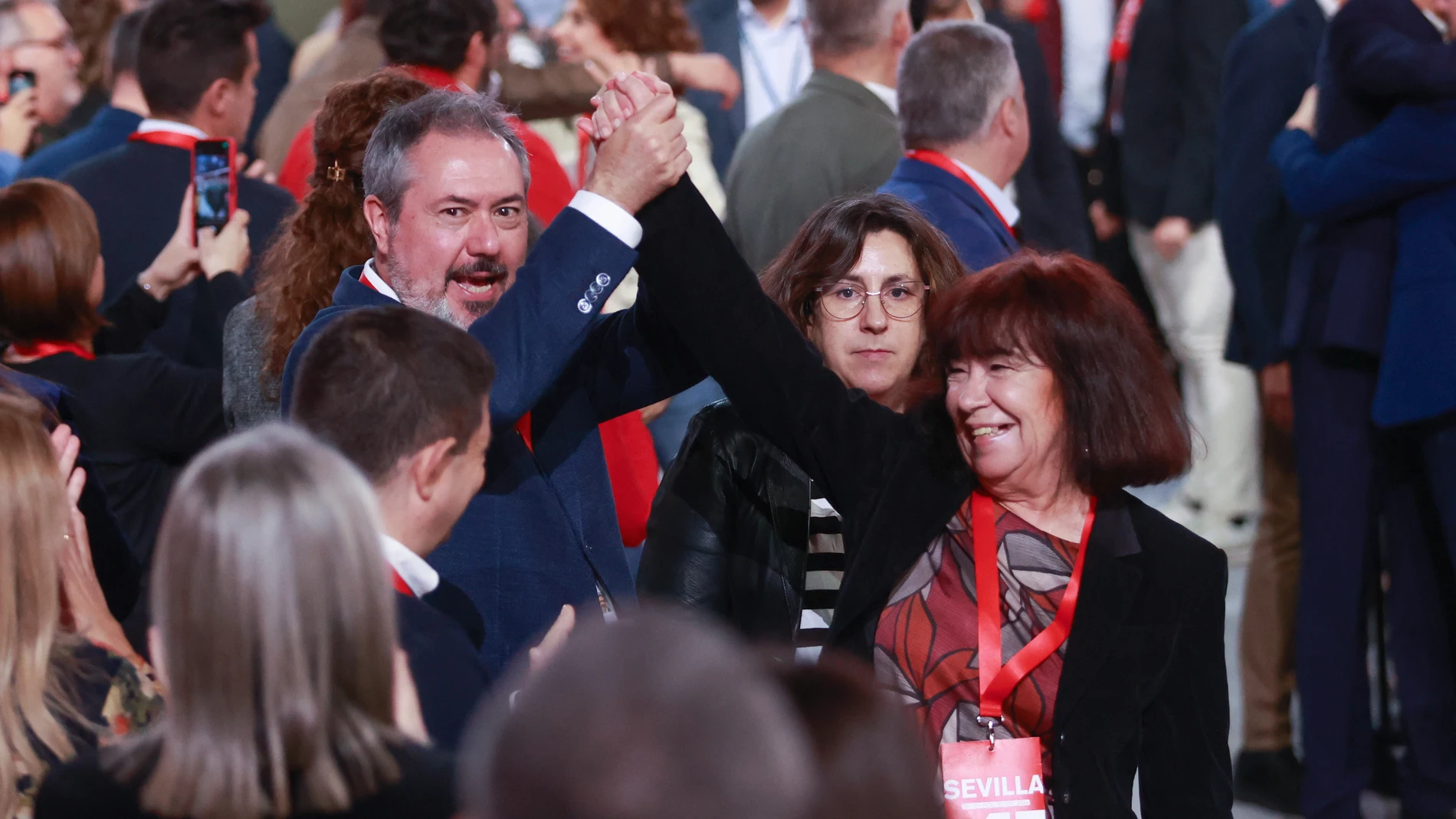 La presidenta del PSOE Cristina Narbona, junto al secretario general del PSOE de Andalucía y portavoz del Grupo Parlamentario Socialista en el Senado, Juan Espadas, durante la inauguración del 41º Congreso Federal del PSOE en el Palacio de Congresos y Exposiciones, a 30 de noviembre de 2024 en Sevilla (Andalucía, España). El PSOE inaugura su 41 Congreso Federal en el que el partido cerrará filas y se volcará en apoyar a su líder, el presidente del Gobierno y secretario general, Pedro Sánchez....