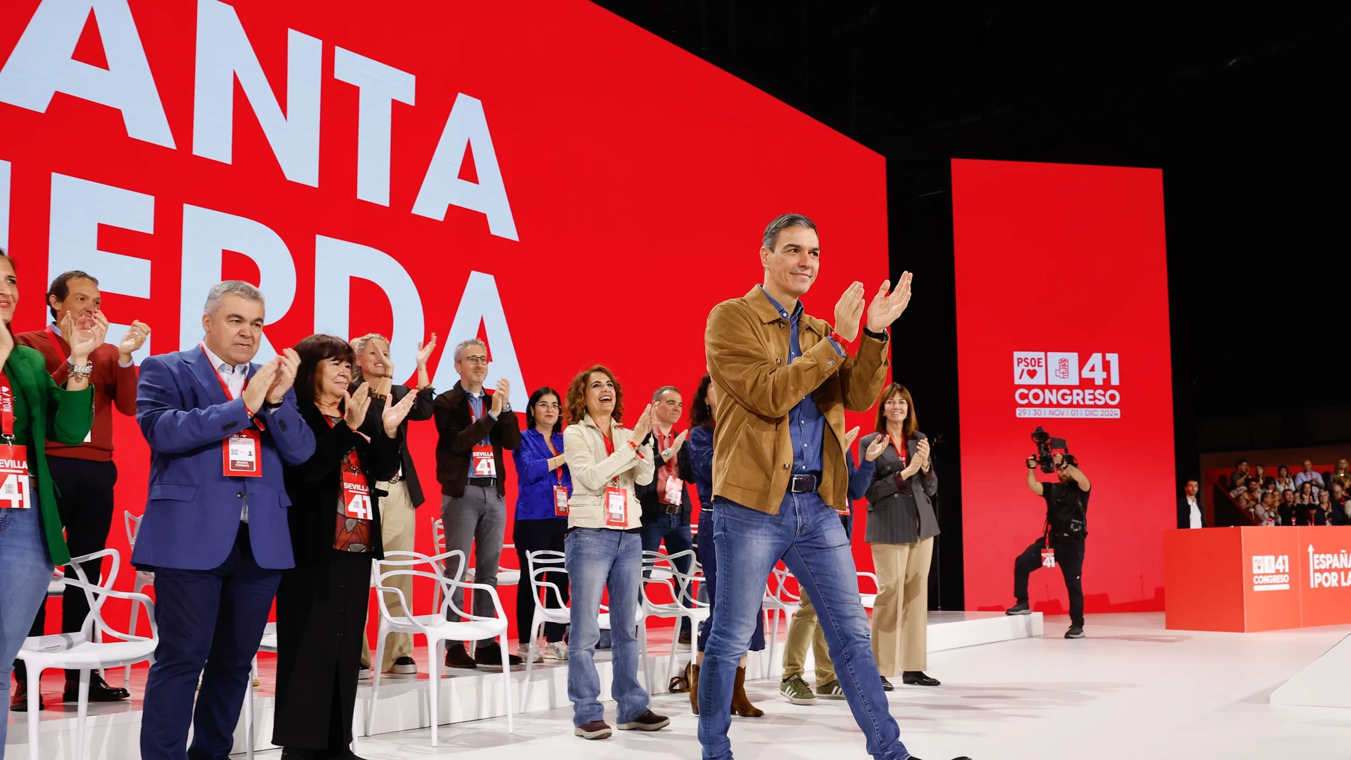 El presidente del Gobierno, Pedro Sánchez (d) aplaude al comienzo del 41 Congreso Federal del PSOE reunido en Sevilla este sábado.